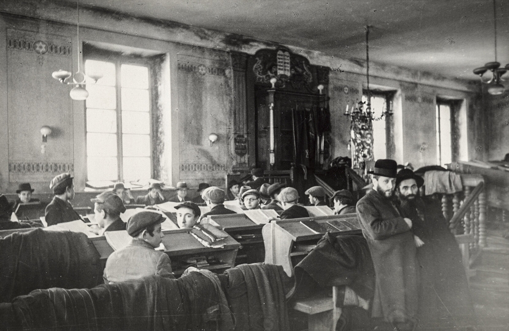 Žydų karo atbėgėlių jaunimas Vilniaus Sinagogoje &Scaron;ventra&scaron;čio pamokos metu