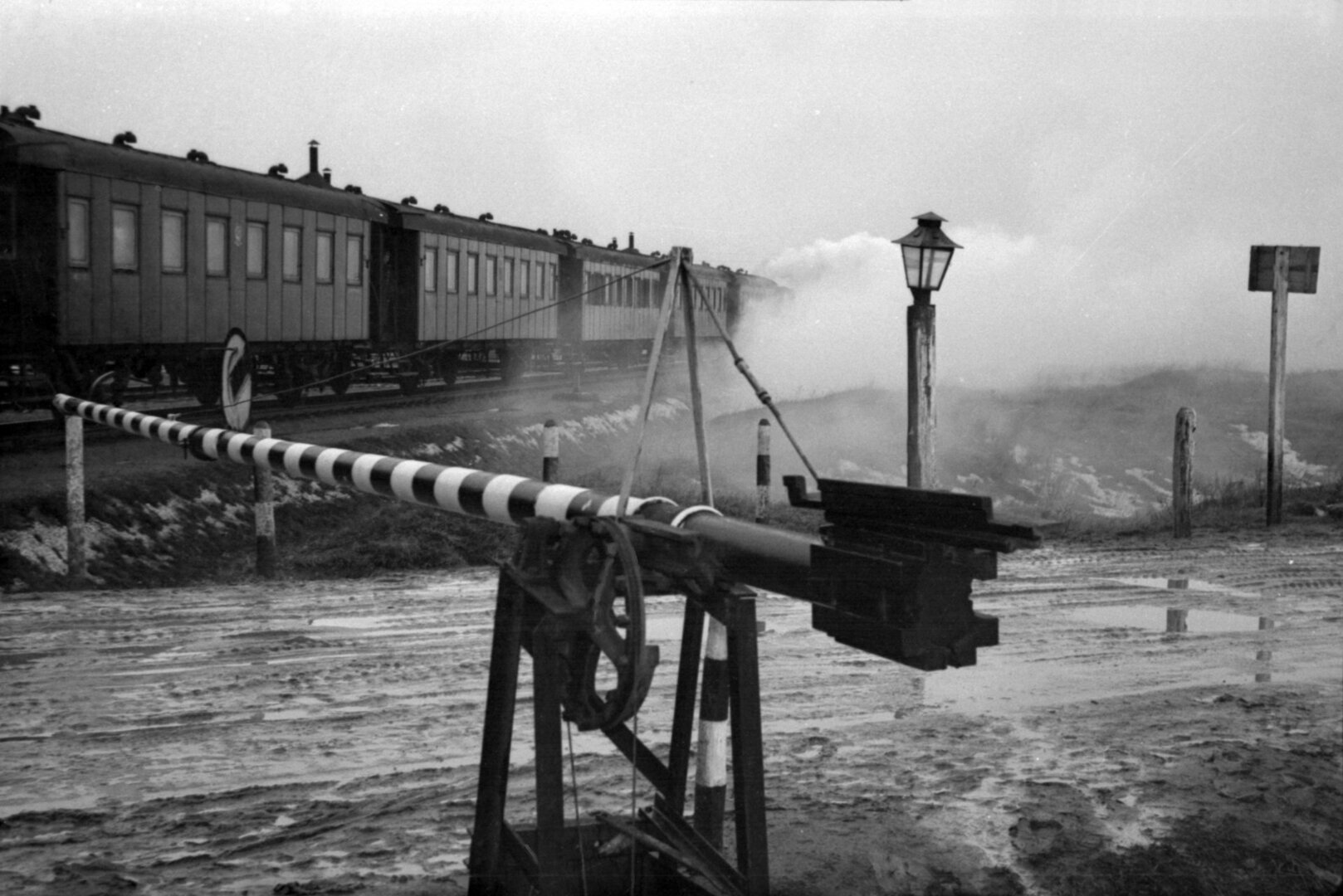 Geležinkelio pervaža. Prie &Scaron;iaulių, 1958