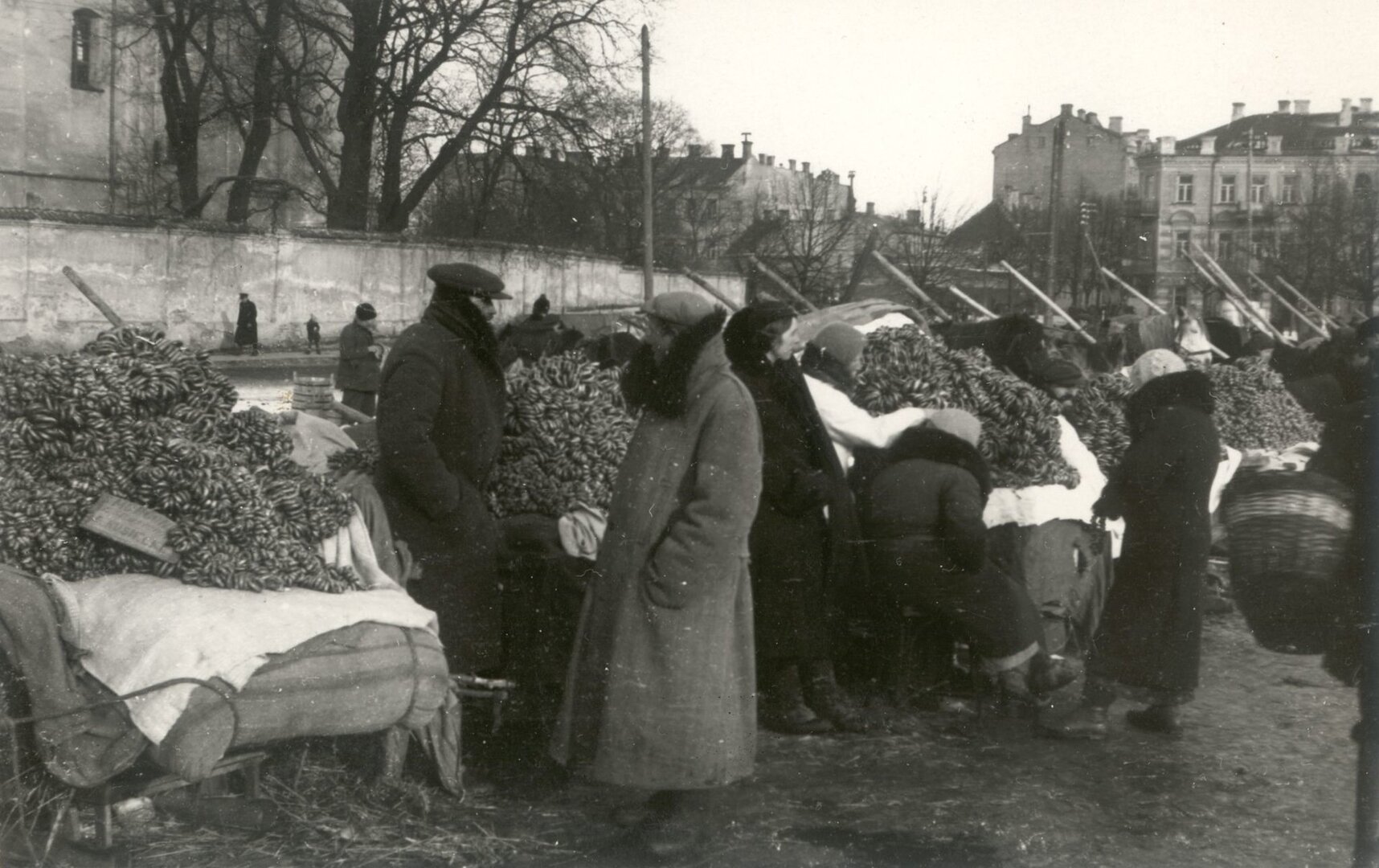 &Scaron;v. Kazimiero mugė Luki&scaron;kėse. Prekyba riestainiais, 1936 m.