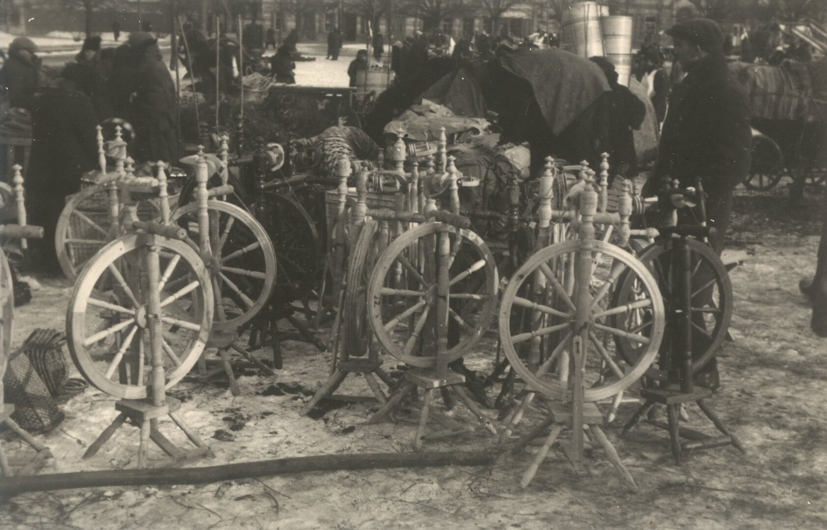 &Scaron;v. Kazimiero mugė Luki&scaron;kėse. Prekyba verpimo rateliais, 1936 m.