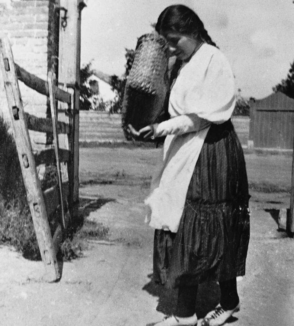 Mergina su pintu krep&scaron;iu, 1905 m.
