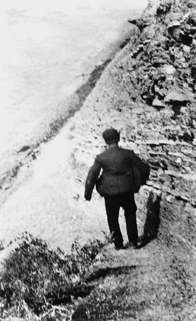 Vyras, besileidžiantis nuo kalno jūros link, 1905 m.