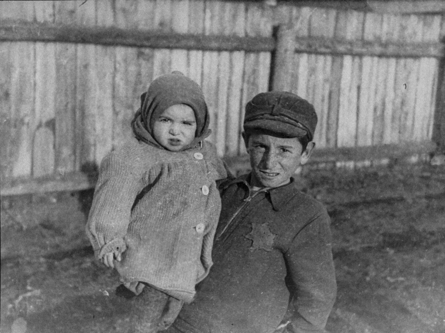 Na&scaron;laičiu likęs berniukas laiko savo jaunesnį brolį ant rankų Kauno gete