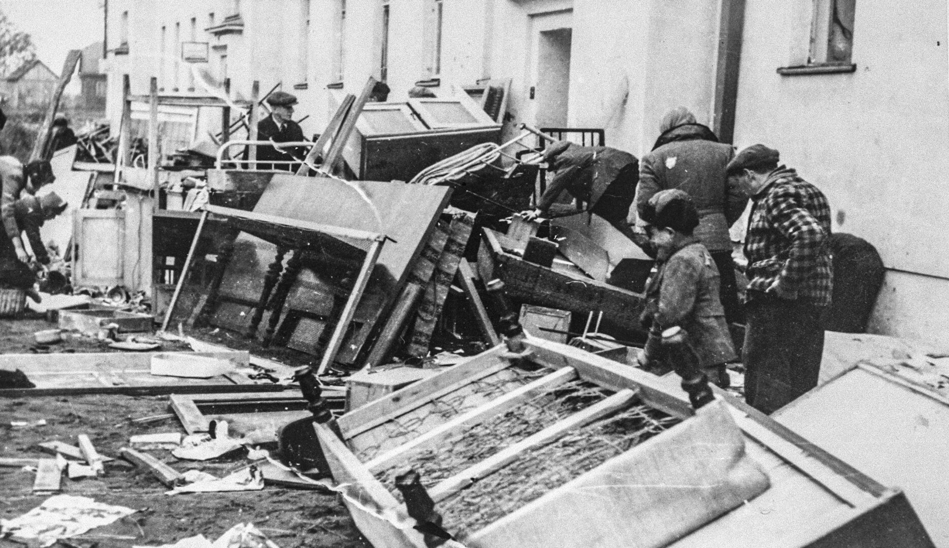 Žydai rausiasi po paliktus daiktus, greičiausiai likusius po kitų gyventojų deportacijos