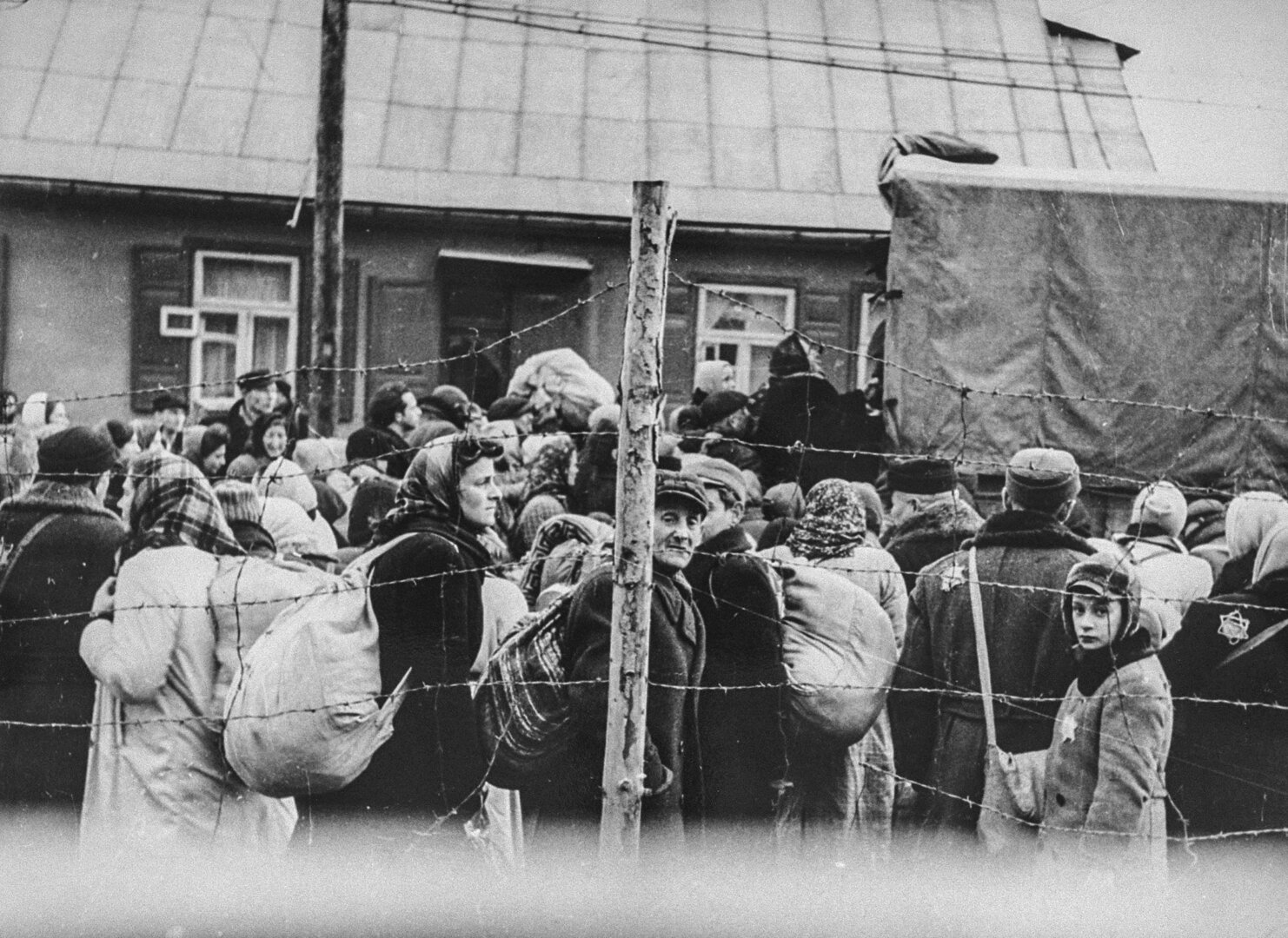 Kauno geto žydai susodinami į sunkvežimius per deportaciją į Estiją