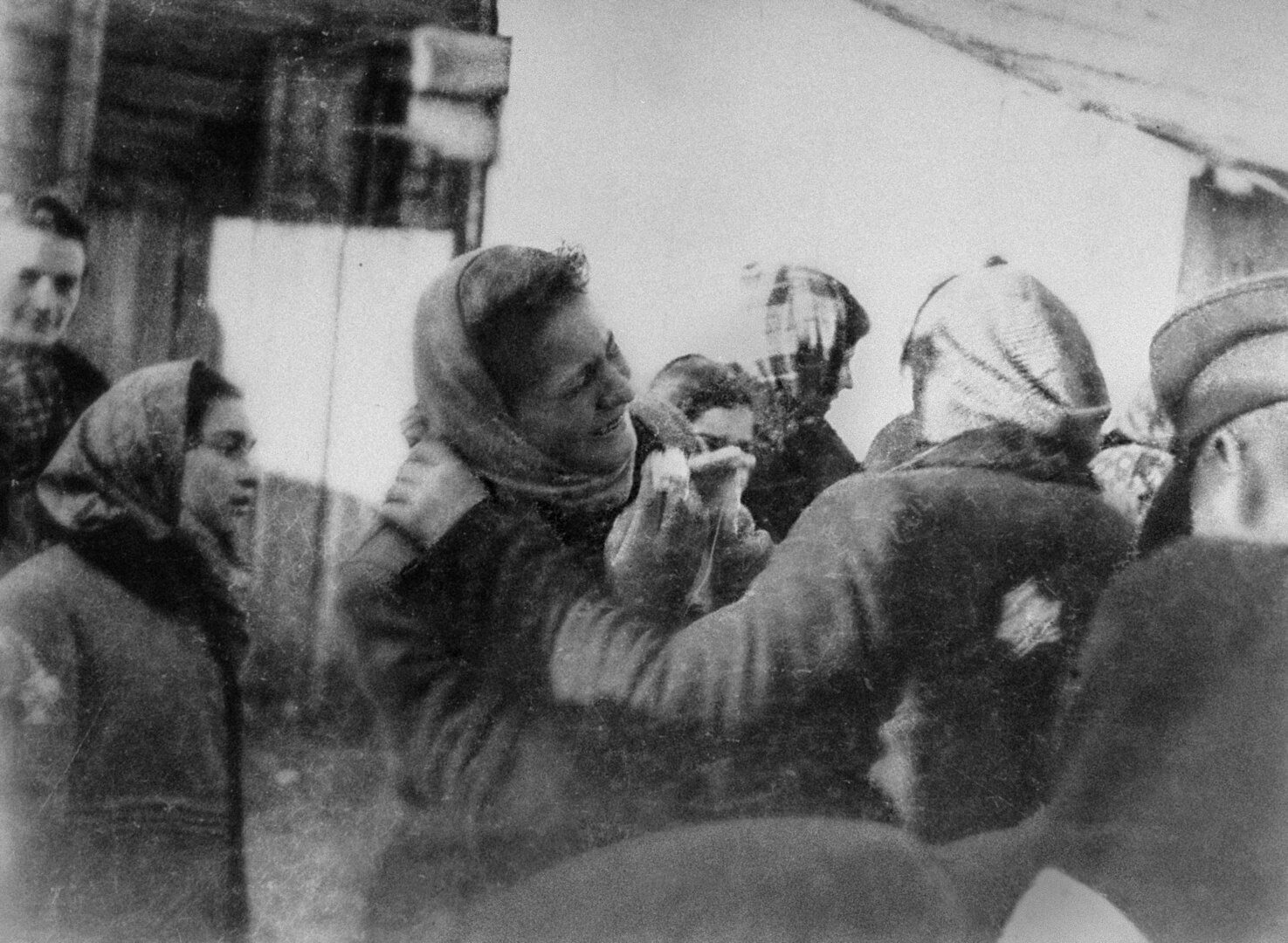 Dvi moterys atsisveikina viena su kita per deportaciją į Estiją