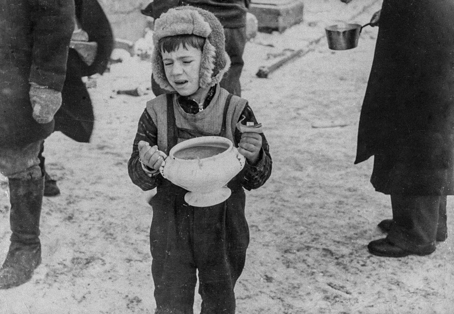 Berniukas, ne&scaron;inas dubenėliu sriubos, su maisto davinio bilietais