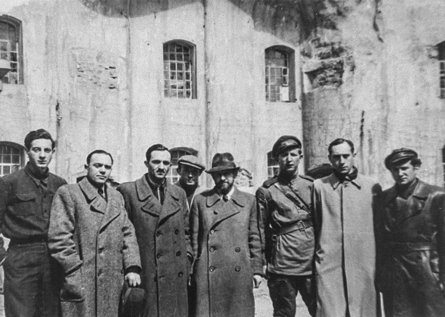 Žydai pasiprie&scaron;inimo kovotojai ir 1943 m. Kalėdų pabėgimo i&scaron; IX forto dalyviai prie&scaron;ais tvirtovę praėjus de&scaron;imčiai mėnesių po i&scaron;laisvinimo