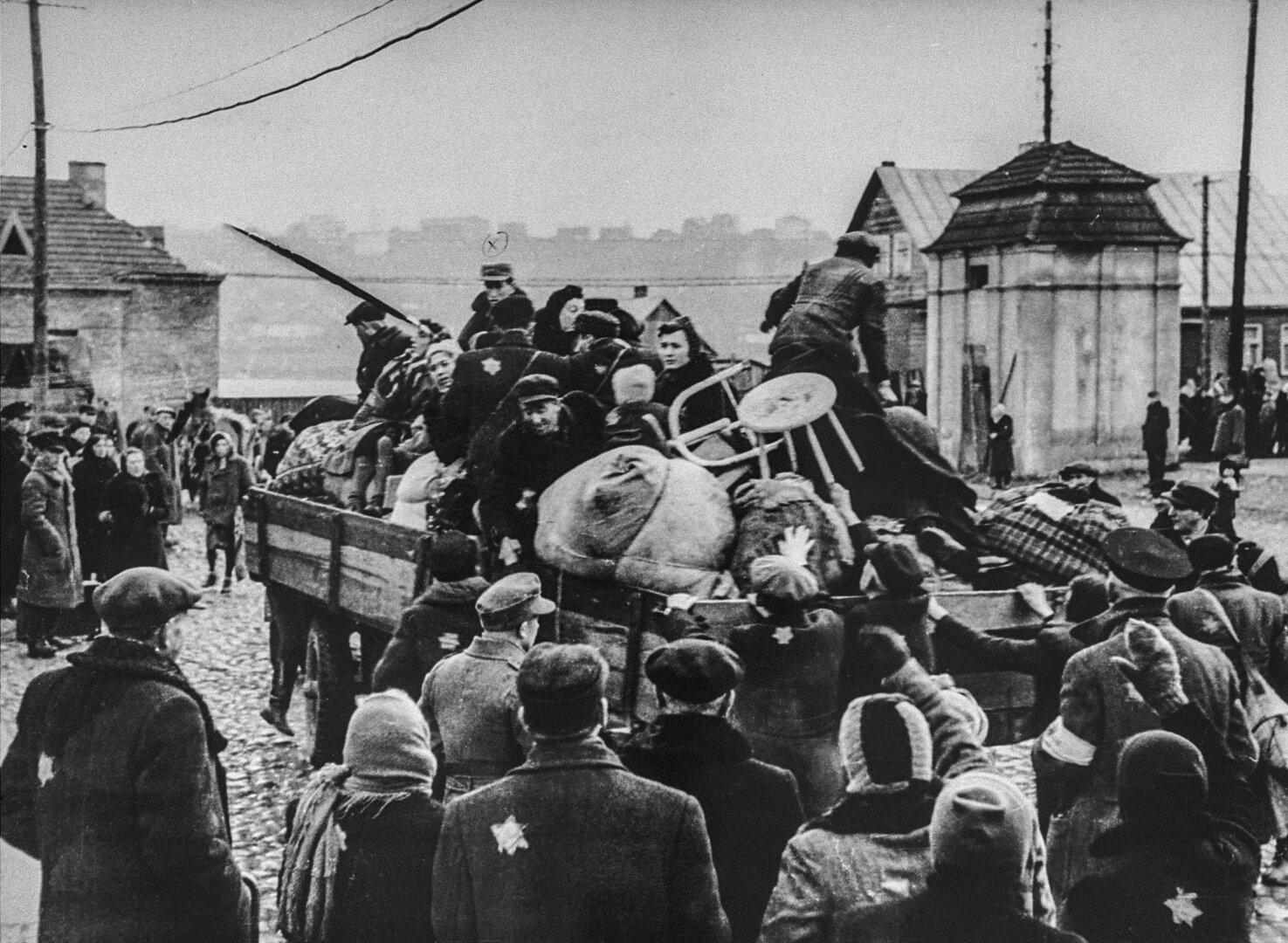 Kauno geto žydai susodinami į sunkvežimius per deportaciją į Estiją