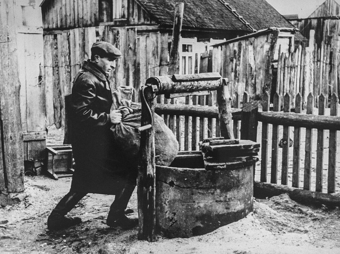 Judkė Levitas slepia atsargas &scaron;ulinyje; Kauno gete žydai pradėjo statyti ir rengti slėptuves, bunkerius maistui, vaistams, ginklams ir kt. laikyti