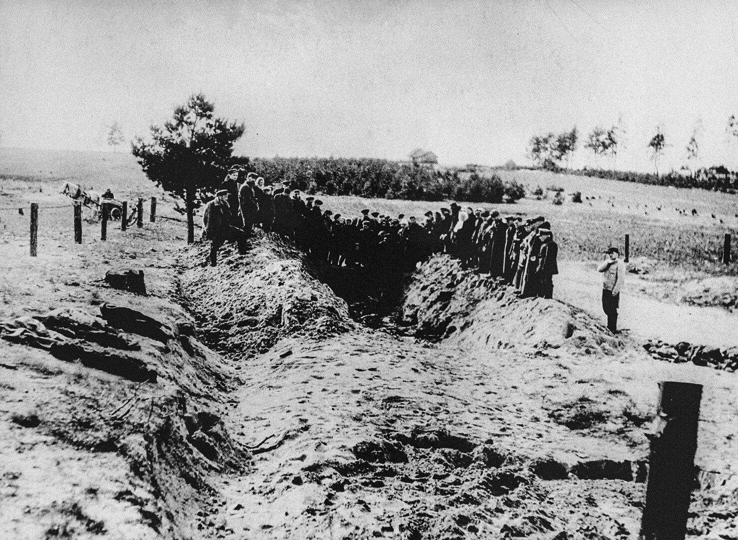 Sovietų karininkai vadovauja masinės kapavietės IX forte atidengimui ir ekshumacijai