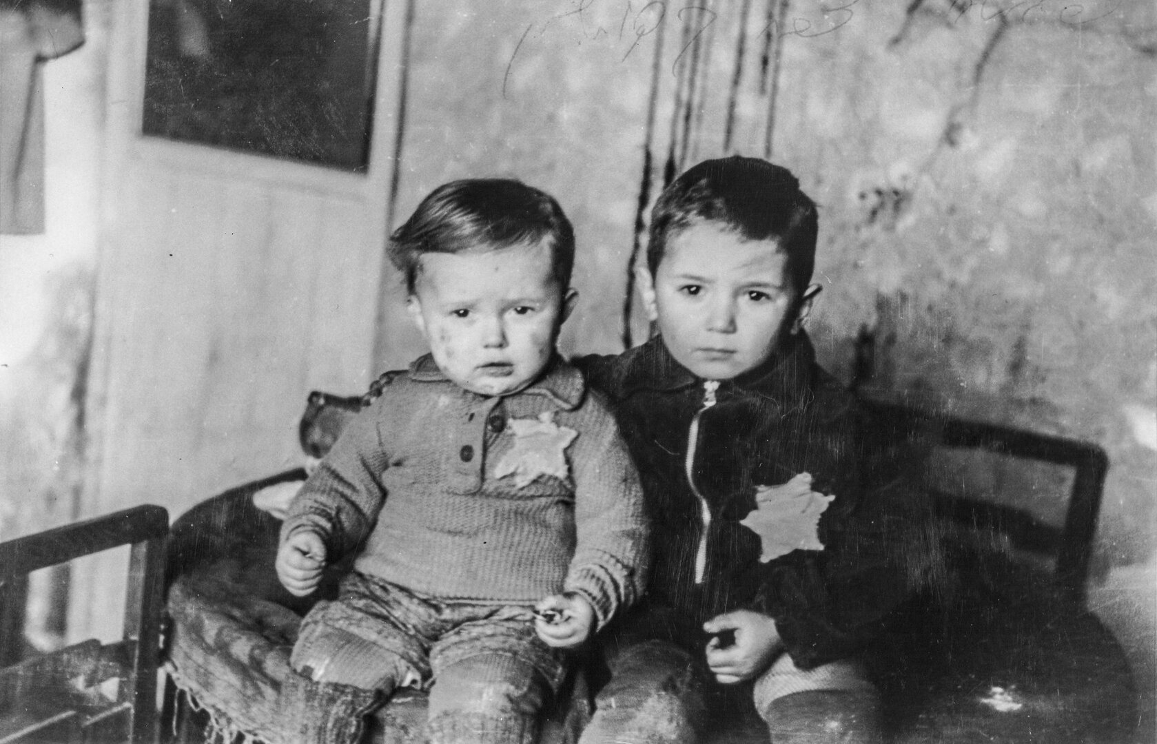 Dviejų berniukų su žydų ženkliukais Kauno gete portretas, darytas prie&scaron; pat jų suėmimą per 1944 m. &bdquo;Vaikų akciją&ldquo;