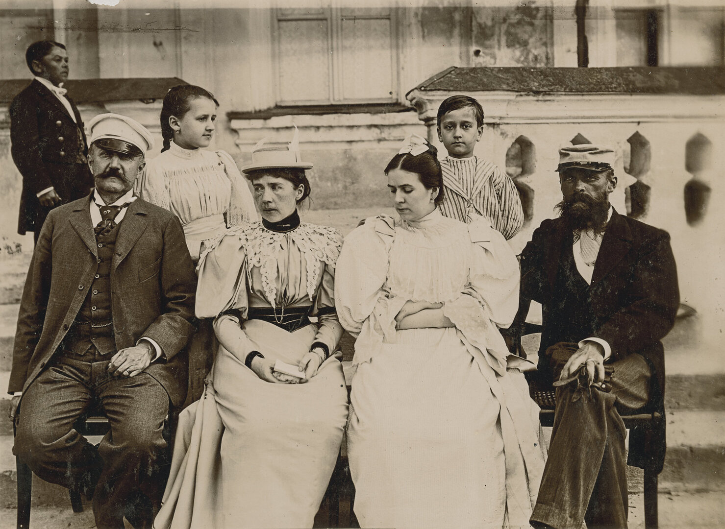 Kosakovskiai su Končiomis. I&scaron; kairės sėdi Stanislovas Kazimieras Kosakovskis, Izabelė Marija Mei&scaron;tovičiūtė Končienė, Sofija Bower Saint Clair Kosakovska, Pranci&scaron;kus Končia. I&scaron; de&scaron;inės stovi Mykolas Stanislovas Kosakovskis, Gabrielė Kosakovska, Jonas Dudas. Vaitku&scaron;kis, 1895 m.