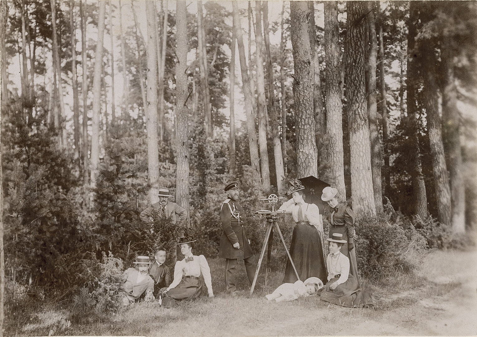 Mi&scaron;ke su p. Benklevskiu prie geodezinių matavimų prietaiso (teodolito?). 1899 07 22