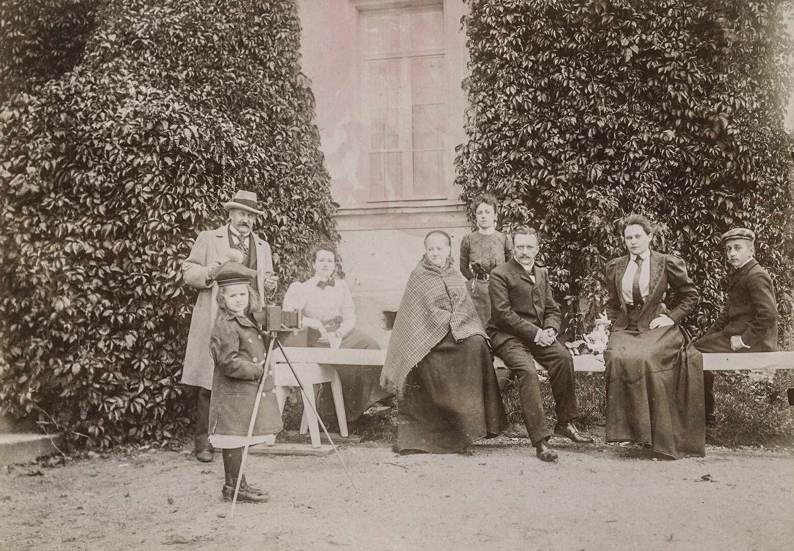 Jadvyga Kosakovska fotograuoja. I&scaron; kairės stovi: grafas Stanislovas Kazimieras Kosakovskis, Pelagėja Bower Saint Clair (?), sėdi: grafo duktė Gabrielė, sesuo Aleksandra Broel-Platerienė, sūnus Juozapas, Kazimiera Bujakovska, grafo sūnus Mykolas.
