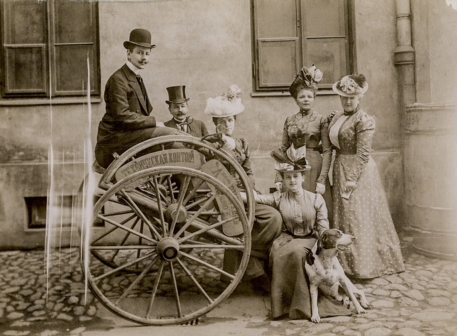 Pas ponus Brodowskius. I&scaron; kairės: 1-as Pawełas Brodowskis, 3-ia jo sužadėtinė Aleksandra Bower Saint Clair. Var&scaron;uva, 1900 06 08