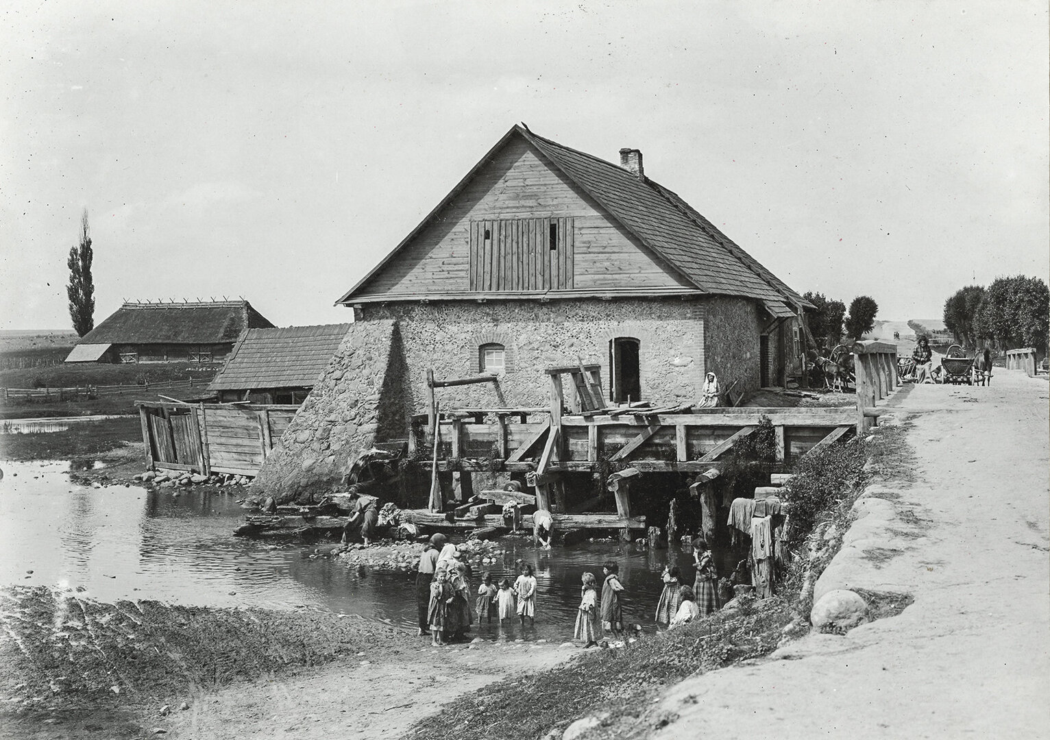 Moterys ir vaikai prie vandens malūno. Didžioji Berastavica, 1901 07 20 (08 02)