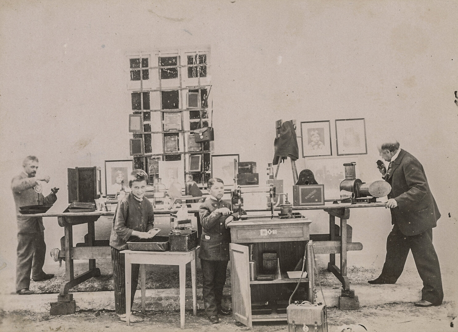 Grafas S. K. Kosakovskis (de&scaron;inėje) ir Juozapas Krajevskis (kairėje) Vaitku&scaron;kio fotolaboratorijoje. 1895 05 02