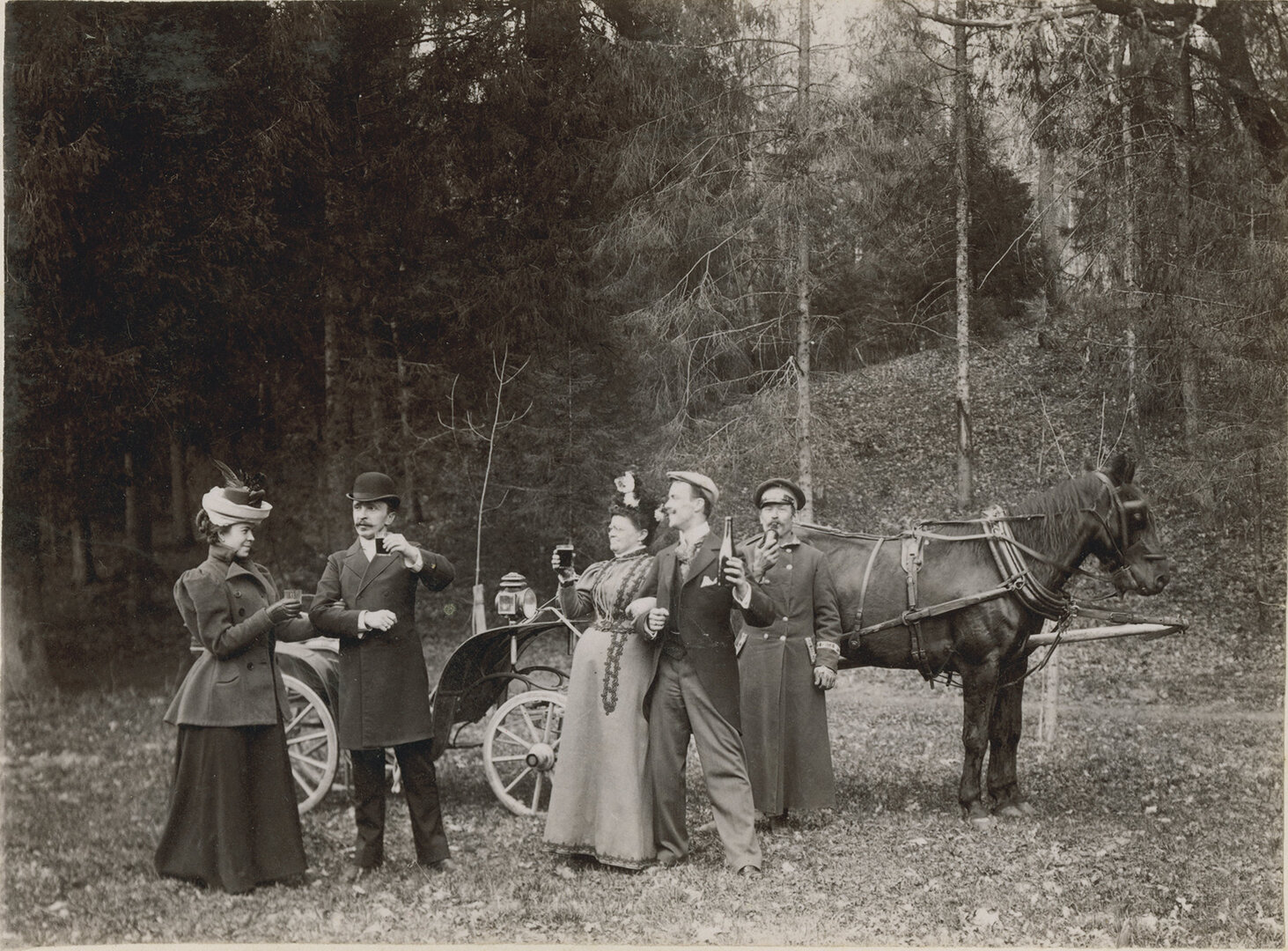 Grupinė fotografija. Linksmybės Pa&scaron;ilės mi&scaron;ke. Vaitku&scaron;kis, 1898 04 27