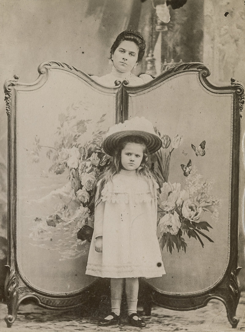 Sofija Kosakovska su dukrele Jadvyga prie &scaron;irmos. 1899 m.