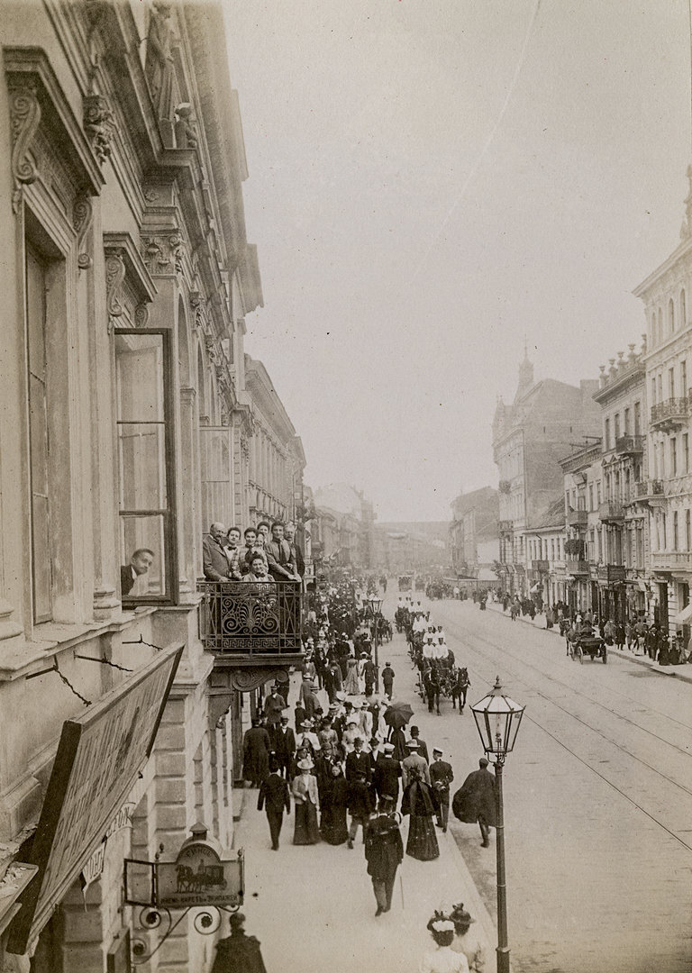 Nowy Świat gatvė Var&scaron;uvoje. Savo rūmų balkone &ndash; grafas S. K. Kosakovskis su &scaron;eima ir giminaičiais. 1899 m. birželis
