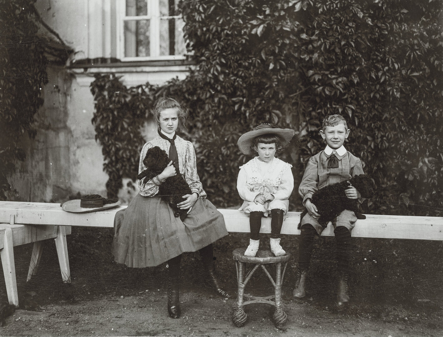 Vaikai su &scaron;uniukais. I&scaron; kairės: Jadvyga ir Jonas Eustachijus Kosakovskiai, Aleksandras (?) Ilnickis. Vaitku&scaron;kis, 1905 07 06