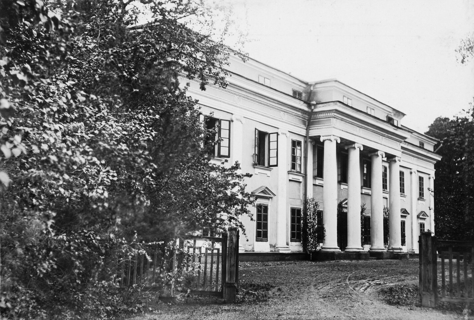 Verkių rūmų vakarinė oficina. Čia buvo įsikūrusi dvaro Vyriausioji valdyba. XIX a. 9 de&scaron;.