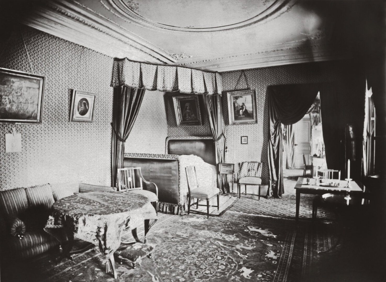 Verkių rūmų Raudonoji (dar vadinama &scaron;eimyninė) salė, kurioje buvo priimami tik artimiausi giminės. 1888&ndash;1897 m. &scaron;iame kambaryje tikriausiai buvo įsikūrusi tuometinė dvaro &scaron;eimininkė kunigaik&scaron;tienė Marie zu Hohenlohe-Schillingsfurst. XIX a. 9 de&scaron;.