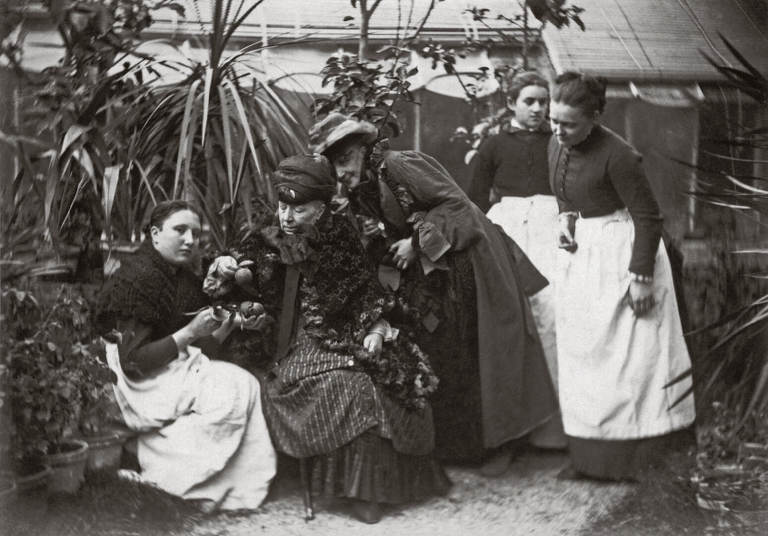 Rosalie Leon (viduryje, pasilenkusi) su tarnaitėmis prie Verkių rūmų oranžerijos. 1882