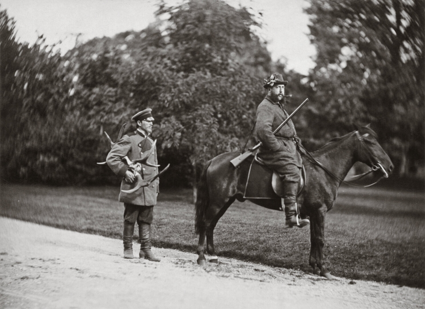  Kunigaik&scaron;tis Philippas Ernstas zu Hohenlohe-Schillingsfurstas (1853&ndash;1915) jodinėja Verkių dvaro parke. XIX a. 9 de&scaron;.
