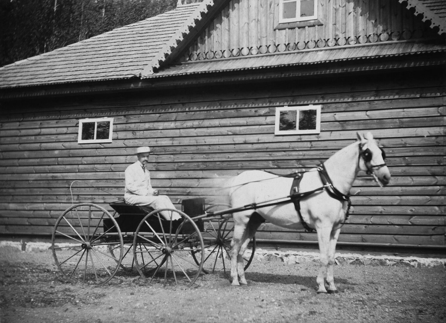 Kunigaik&scaron;tis Moritzas zu Hohenlohe-Schillingsfurstas sėdi vežime prie Verkių dvaro arklidžių. XIX a. 9 de&scaron;.