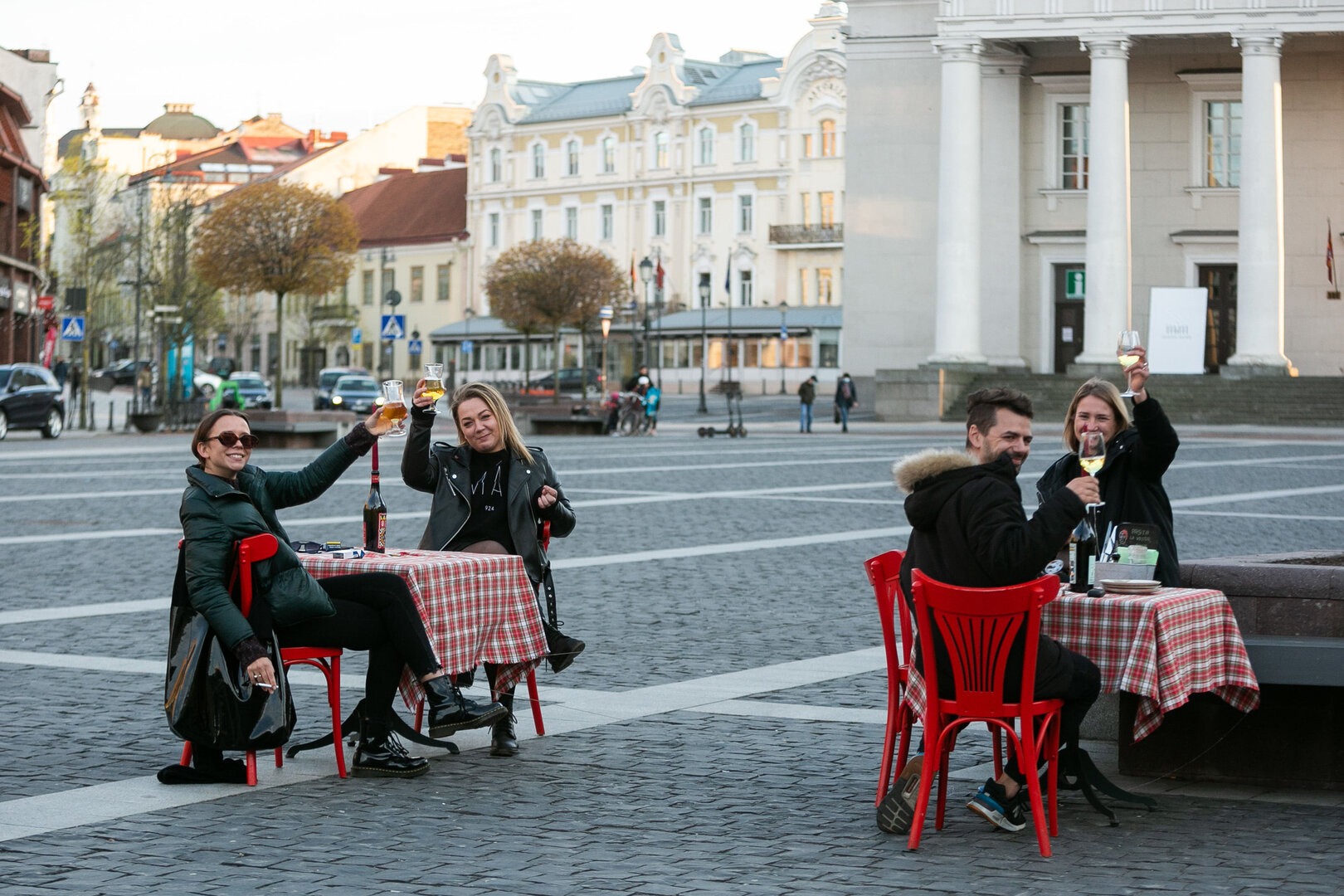 Pirmadienio vakarą žmonės būriavosi lauko kavinėse Vilniuje