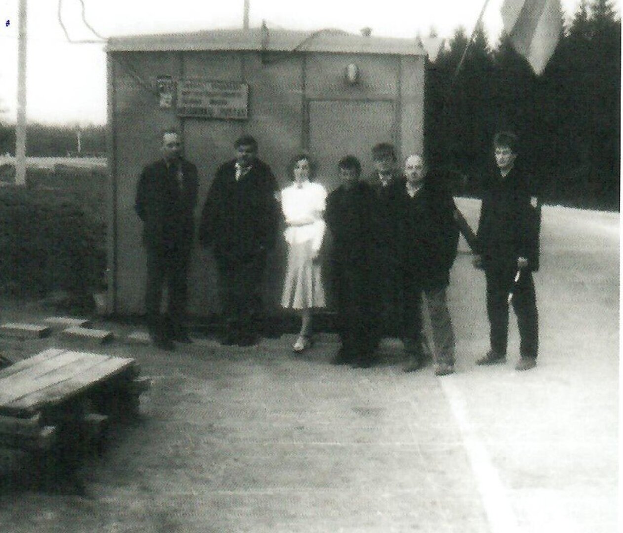 1991-ųjų kovas. Nuotrauka, kurią padarė Tomas &Scaron;ernas, įamžino geriausią Medininkų posto pamainą &ndash; Rimantą Kazokevičių (antras i&scaron; kairės), Ireną Mauru&scaron;aitienę, Stanislovą Orlavičių, Antaną Musteikį, Algį Žukauską su dviem stažuotojais. Po kelių mėnesių &scaron;iame vagonėlyje įvyks Medininkų tragedija.
