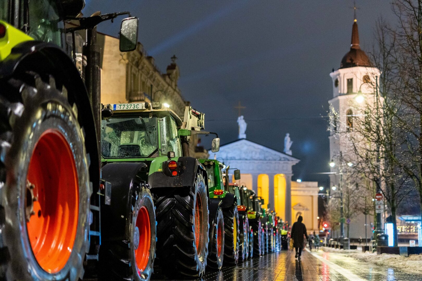 Mitinguojantys ūkininkai trečiadienio vakarą