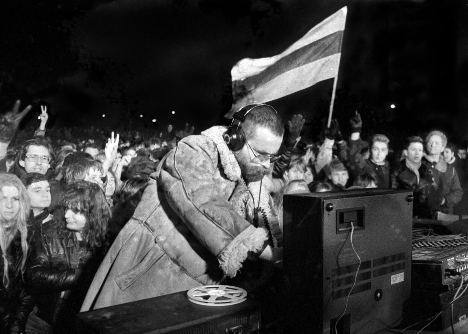Maestro Vytautas Kernagis prie Spaudos rūmų, 1990 balandis
