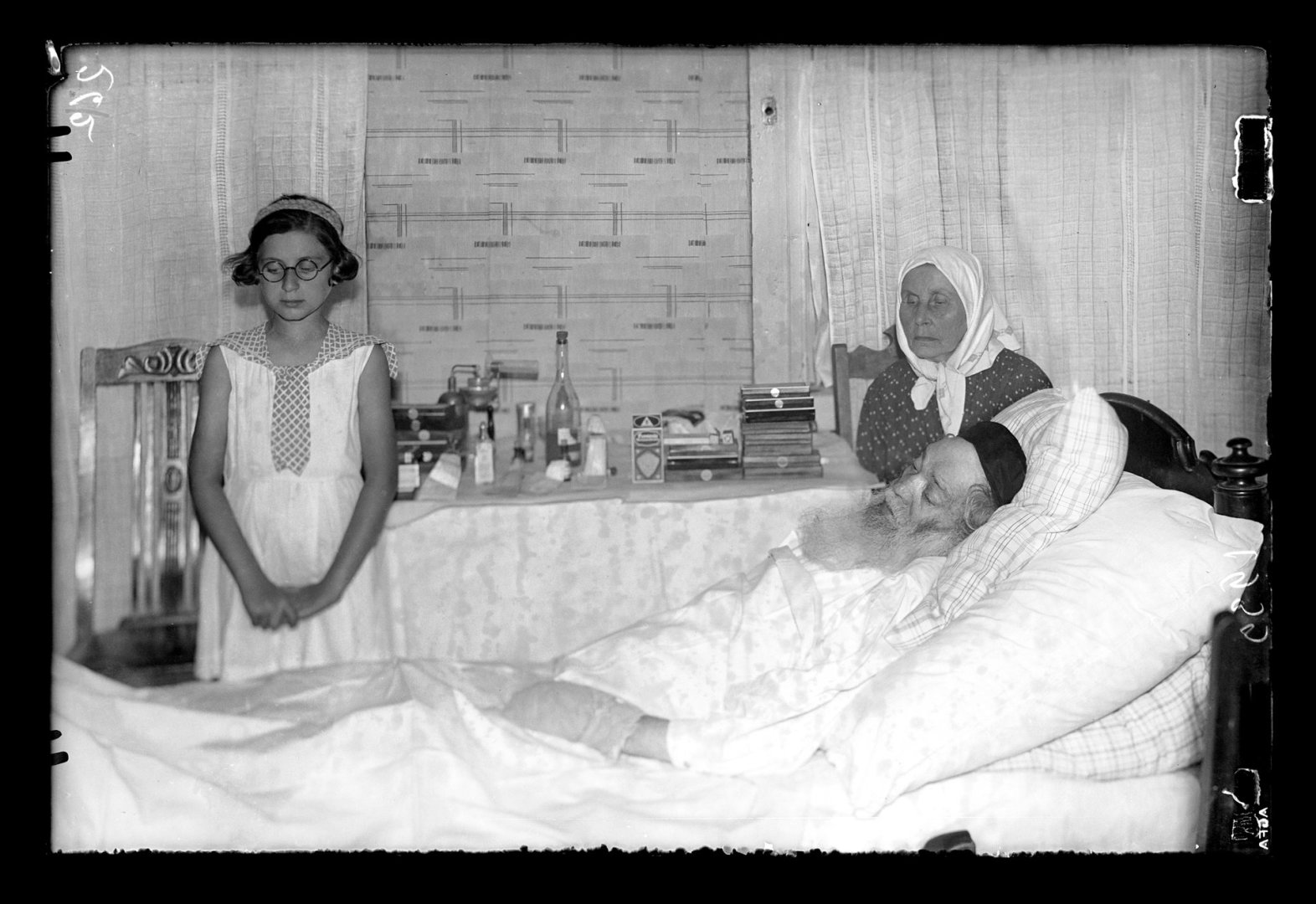 Prie sergančio žydo patalo. 1938 m.