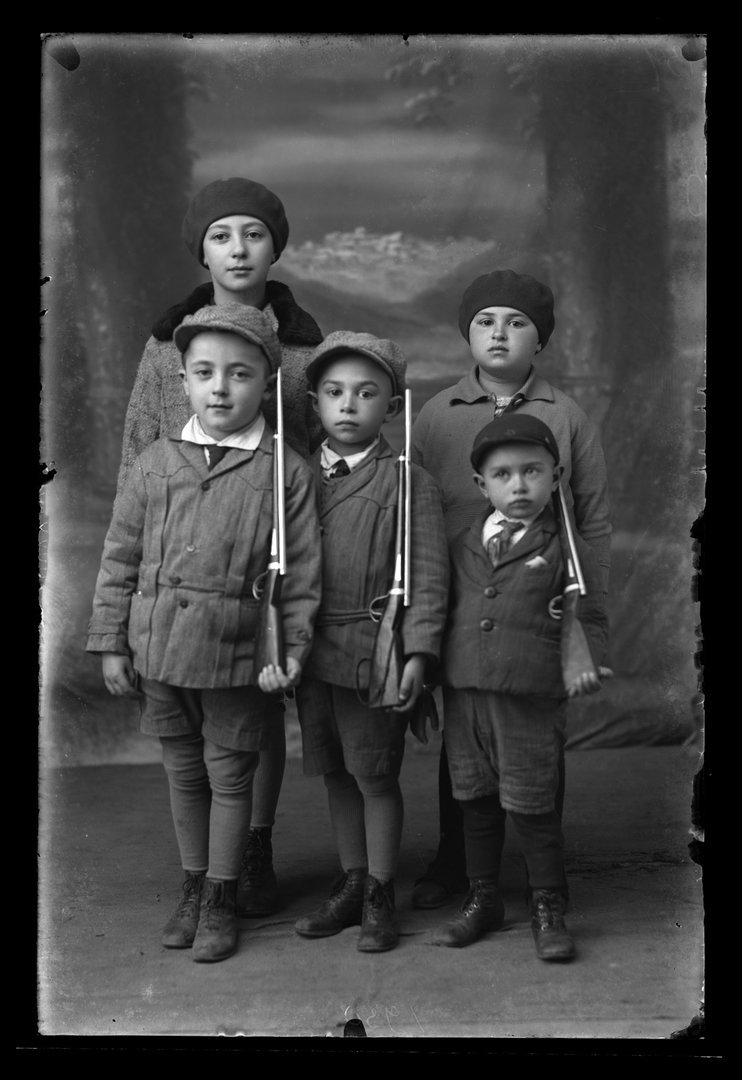Vaikų grupės fotografija. 1930 m.