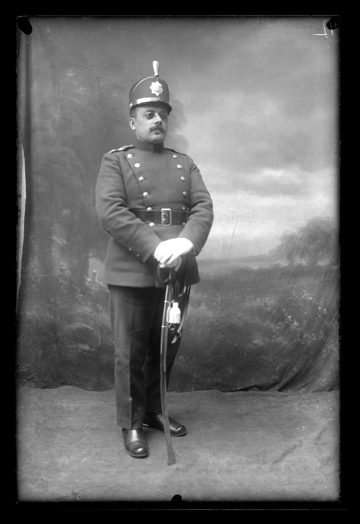 Vyro vilkinčio karišką uniformą portretas. 1928 m.