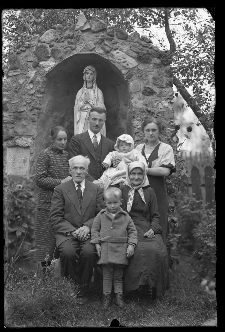 Grupinis portretas prie Mergelės Marijos altoriaus. 1932 m.