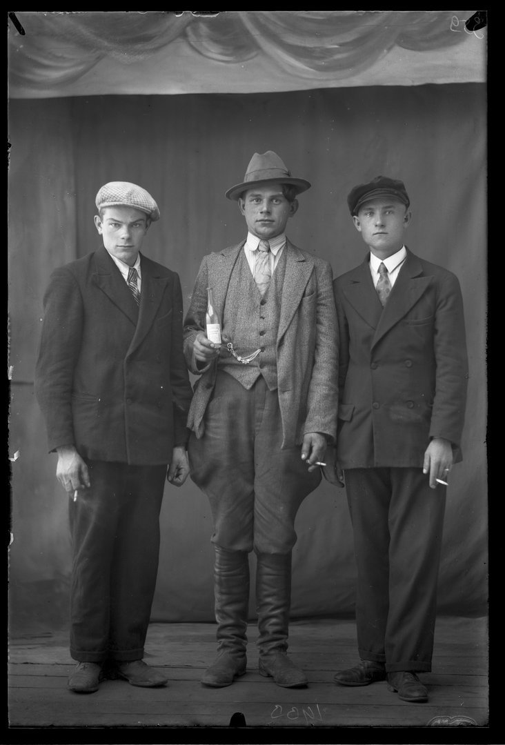 Studijinis grupinis vaikinų portretas. 1933 m.
