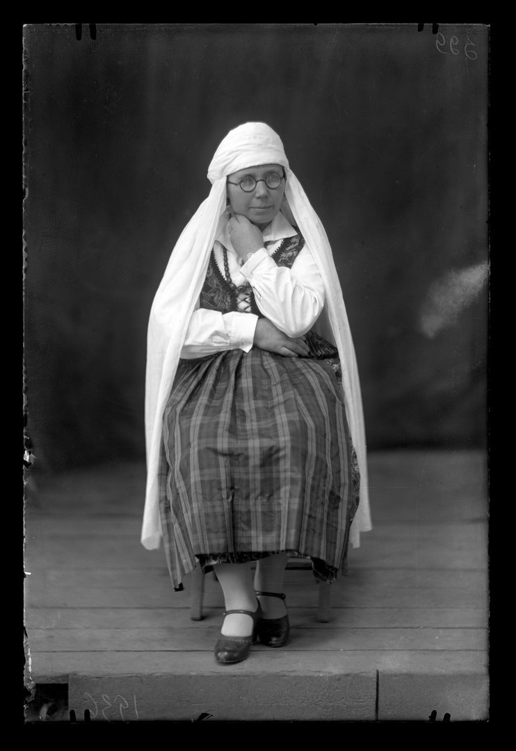 Moters su tautiniu kostiumu studijinis portretas. 1936 m.