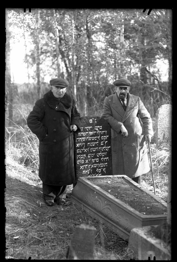 Viekšnių žydų kapinėse. 1939 m.