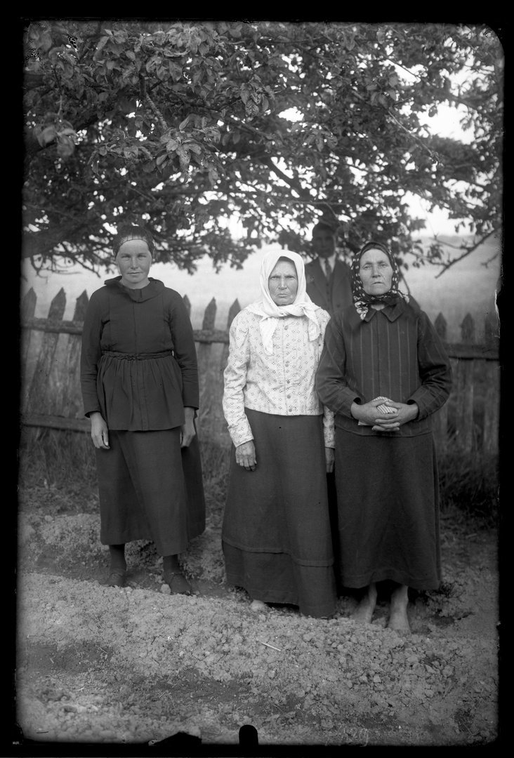 Grupinis moterų portretas. 1929 m.