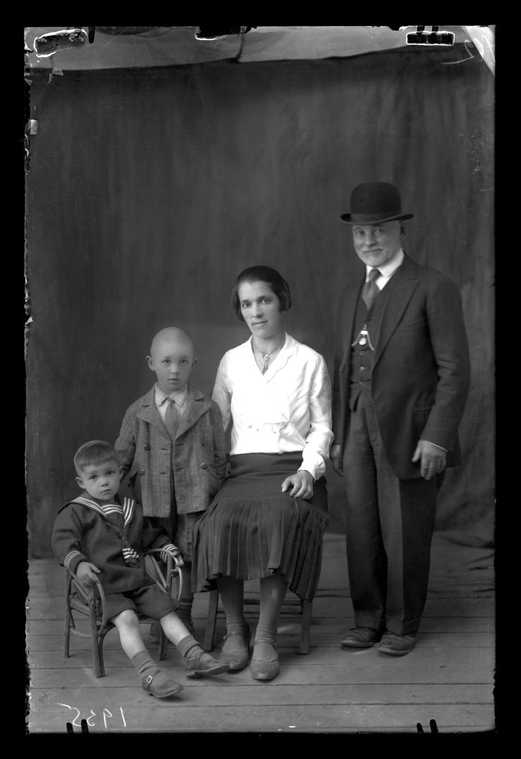Šeimos studijinis portretas. 1935 m.