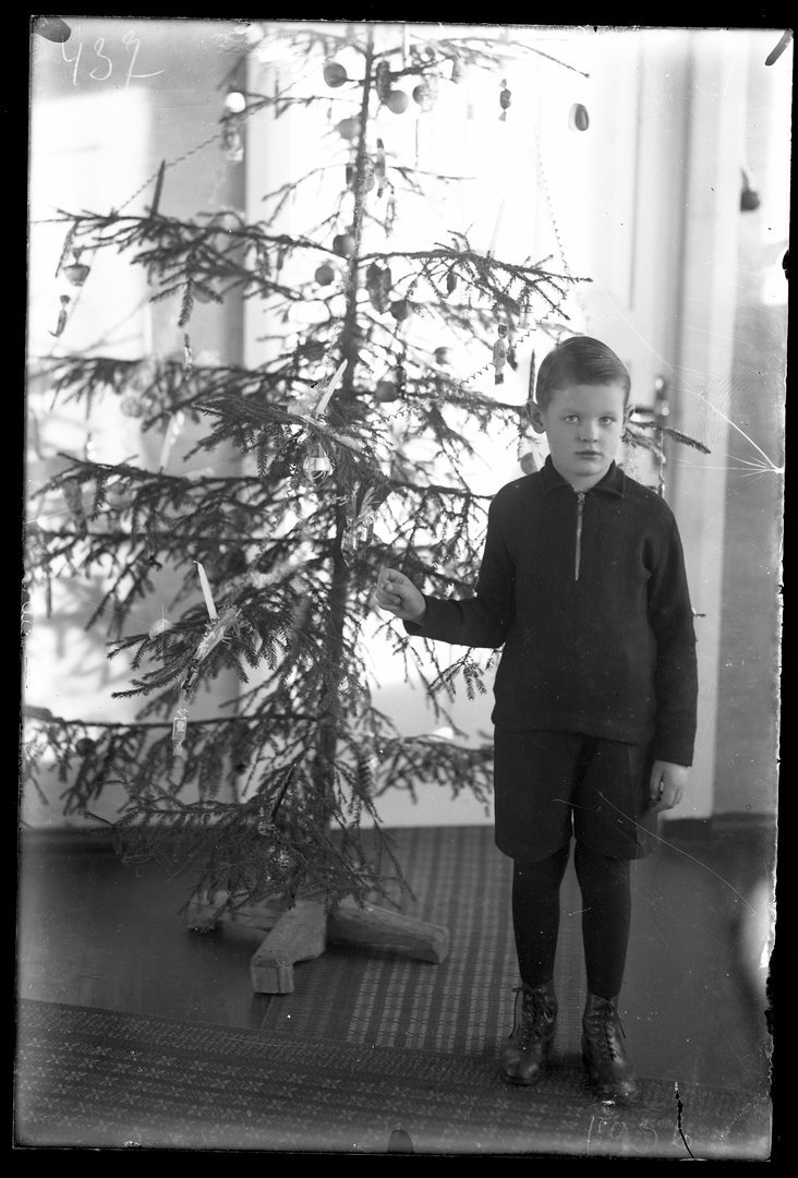 Berniukas prie kalėdinės eglutės. 1936 m.