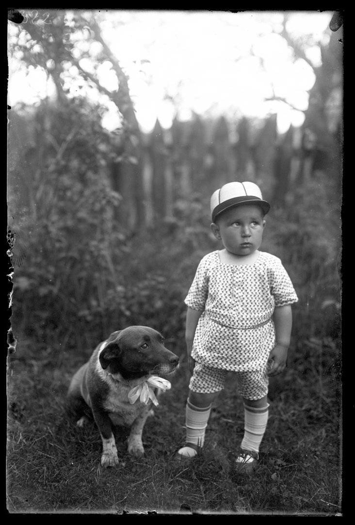 Mažas vaikas su šuniuku. 1929 m.