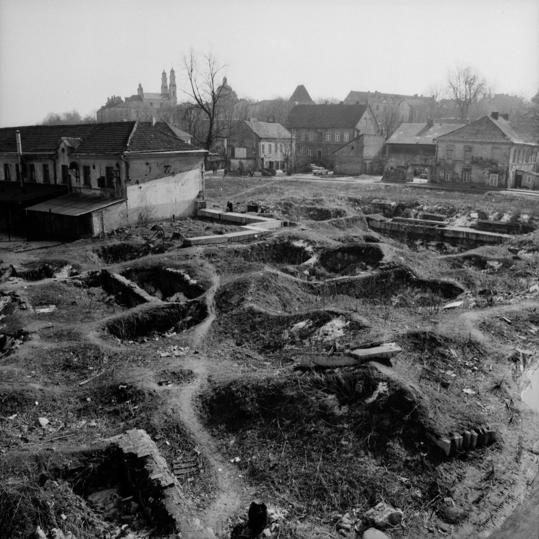 Nuo Antano Vienuolio mokyklos stogo, 1986