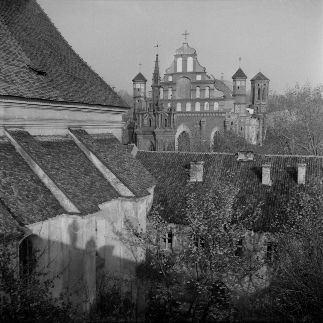 Nuo namo Volano gatvėje, 1976
