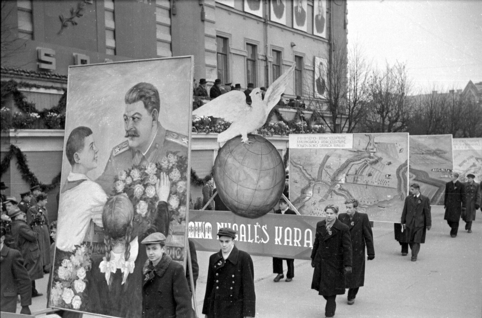 34-ųjų Spalio revoliucijos metinių demonstracija, 1951 m.