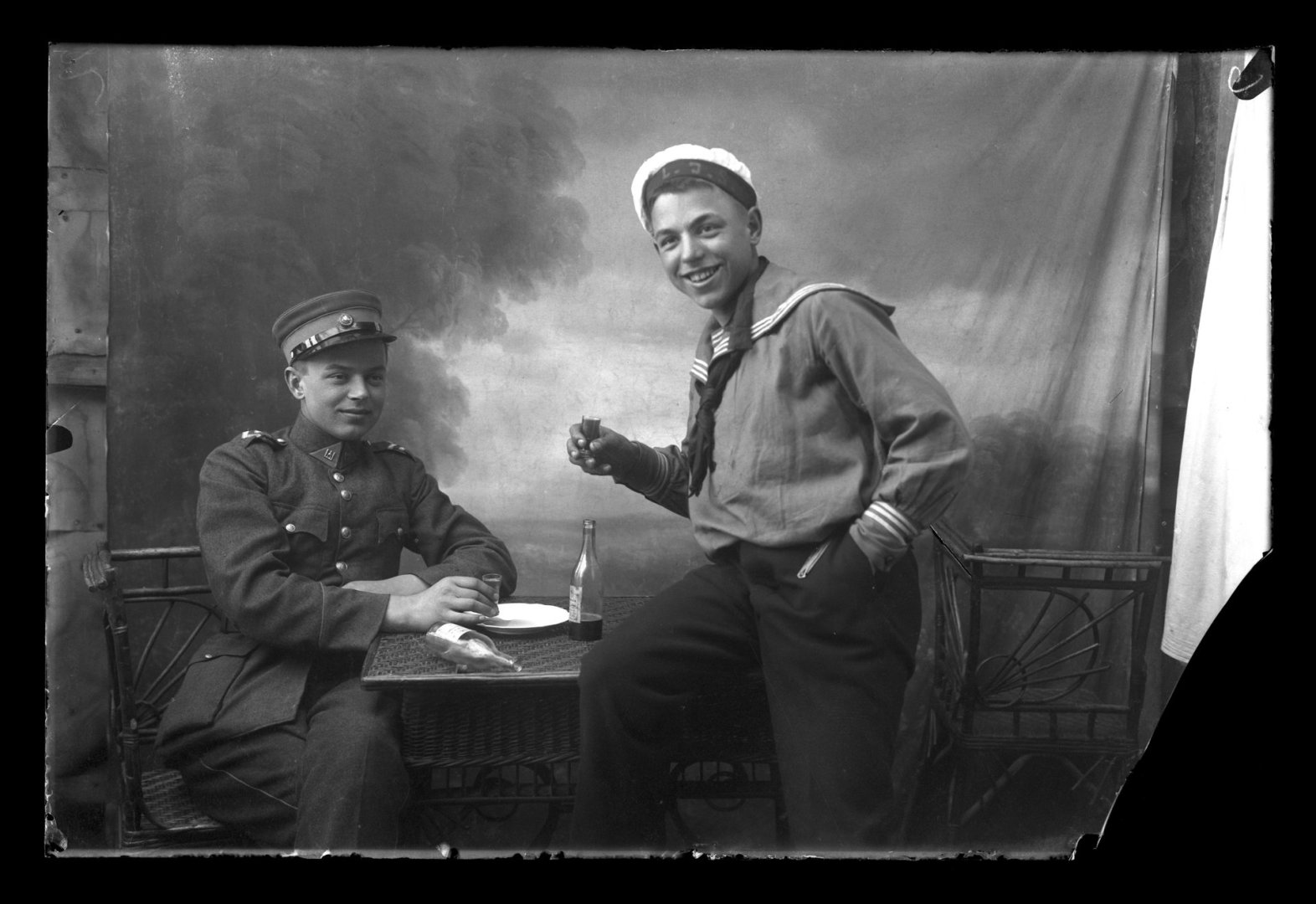 Dviejų vaikinų portretas. Vaikinas kairėje apsirengęs Lietuvos kario uniformą, dešinėje – Lietuvos jūrų skautų uniforma. 1929 m.